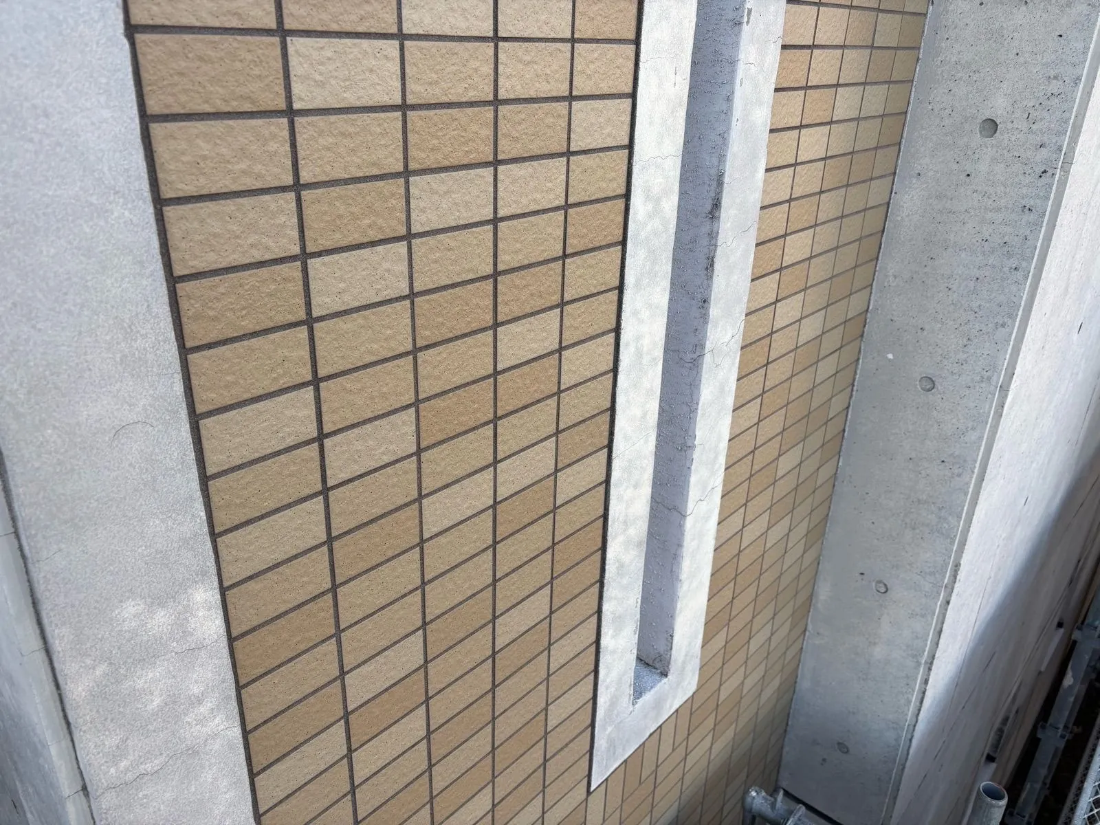 【久留米市】外壁タイル・コンクリートの美観再生!高圧洗浄と丁寧な塗り替えで耐久性向上!